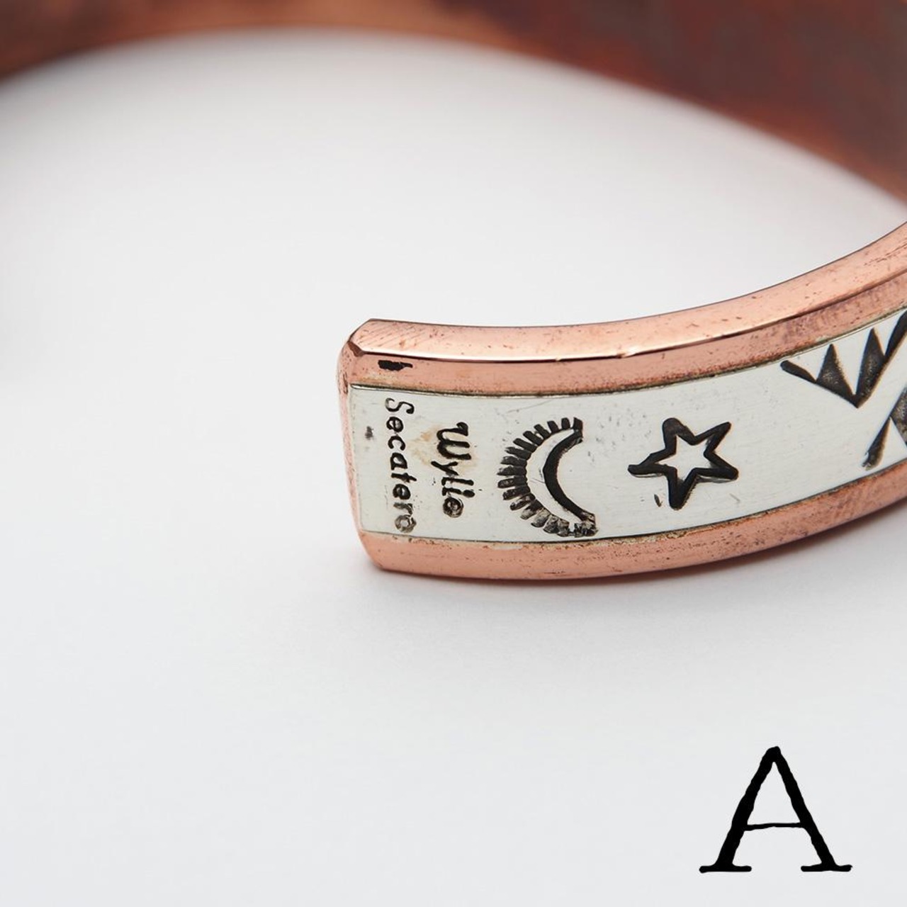 【INDIAN JEWELRY インディアンジュエリー】Navajo copper×silver Bangle By Wylie Secatero ナバホ族 銅×銀 スタンプワークバングル ワイリー・セカテロ ワイド1.2mm