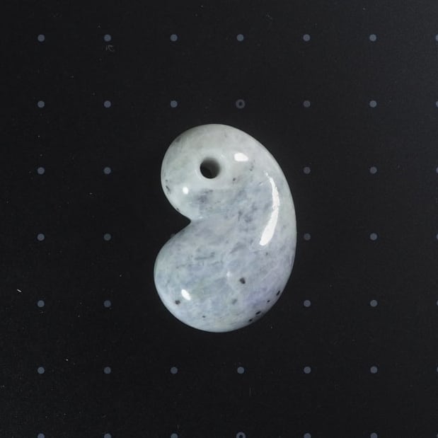 糸魚川翡翠 ラベンダー翡翠 ふく勾玉 14.9g Itoigawa lavender Jadeite
