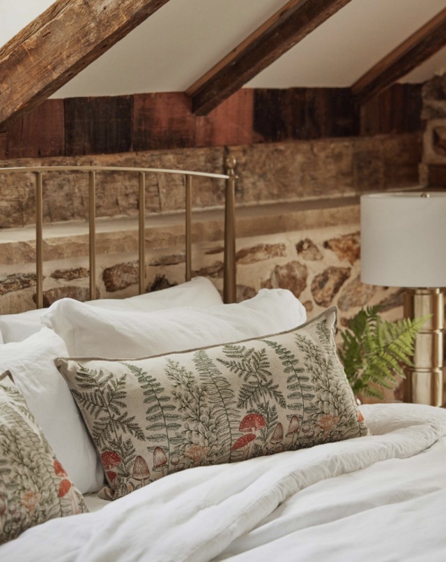 CORAL&TUSK「Mushrooms and Ferns Lumbar Pillow」キノコとシダ  クッションカバー 40x80cm  (コーラル・アンド・タスク)