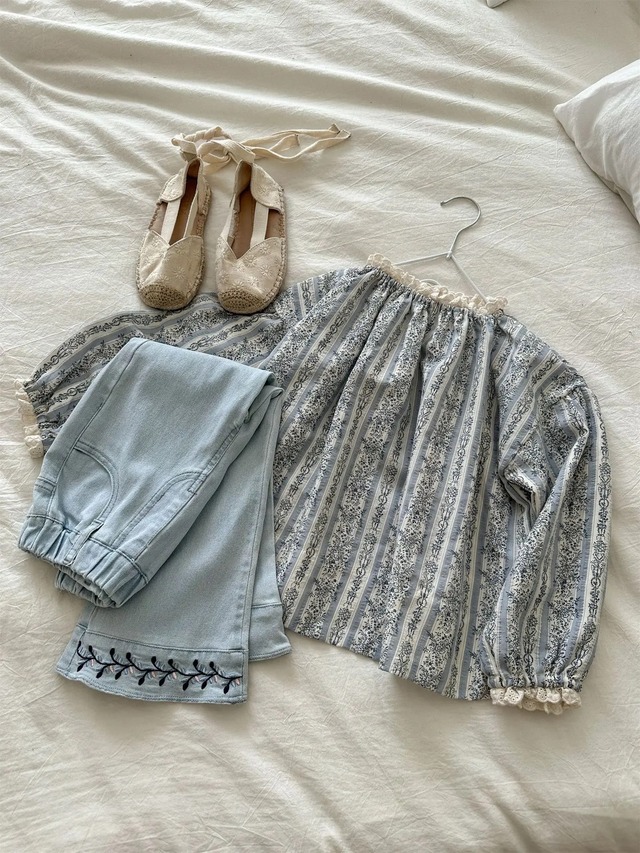 【取寄】爽やかブルーでセンス光るコーデに決まる花柄ブラウス