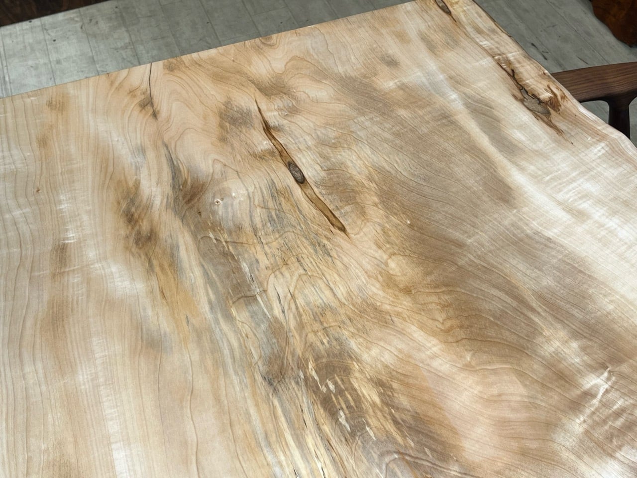 栃（トチ）_890×940-660×47_浅草本店_テーブル天板/一枚板 240145 t001