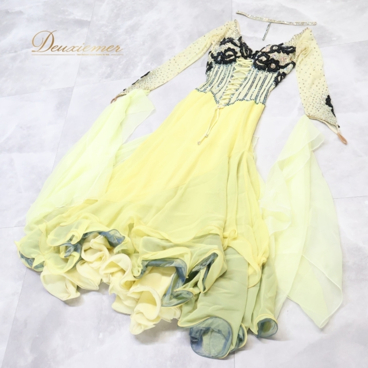 社交ダンス 衣装 スタンダードドレス ワンピース ドレス スタンダード フロート 黄色 黒 フリル レース 編み上げ かわいい デモ 競技 ダンス パーティ 発表会 ブラック系 イエロー系 優しい色合い 女性らしい おしゃれ 大人 上品 モダン エレガント ステージ衣装 競技用 発表会用 競技ダンス コスチューム