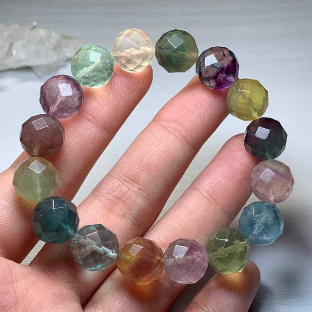no9.多彩な変わった色合いフローライト・ブレスレット