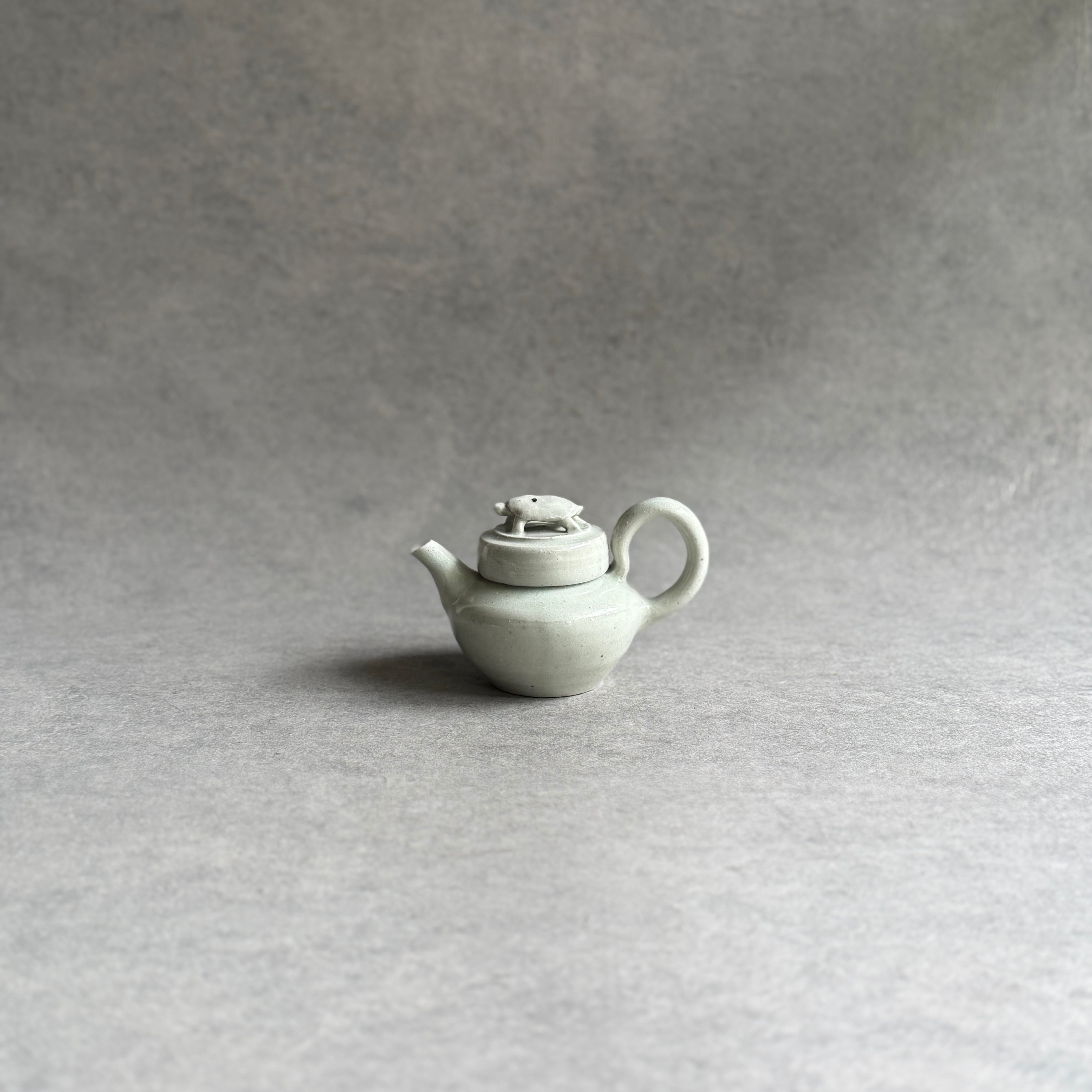 【希少】平戸焼？白磁 亀型 水注 銚子（酒器・茶道具）アンティーク 日高伸治 白磁亀文茶壺 | gallery 一白