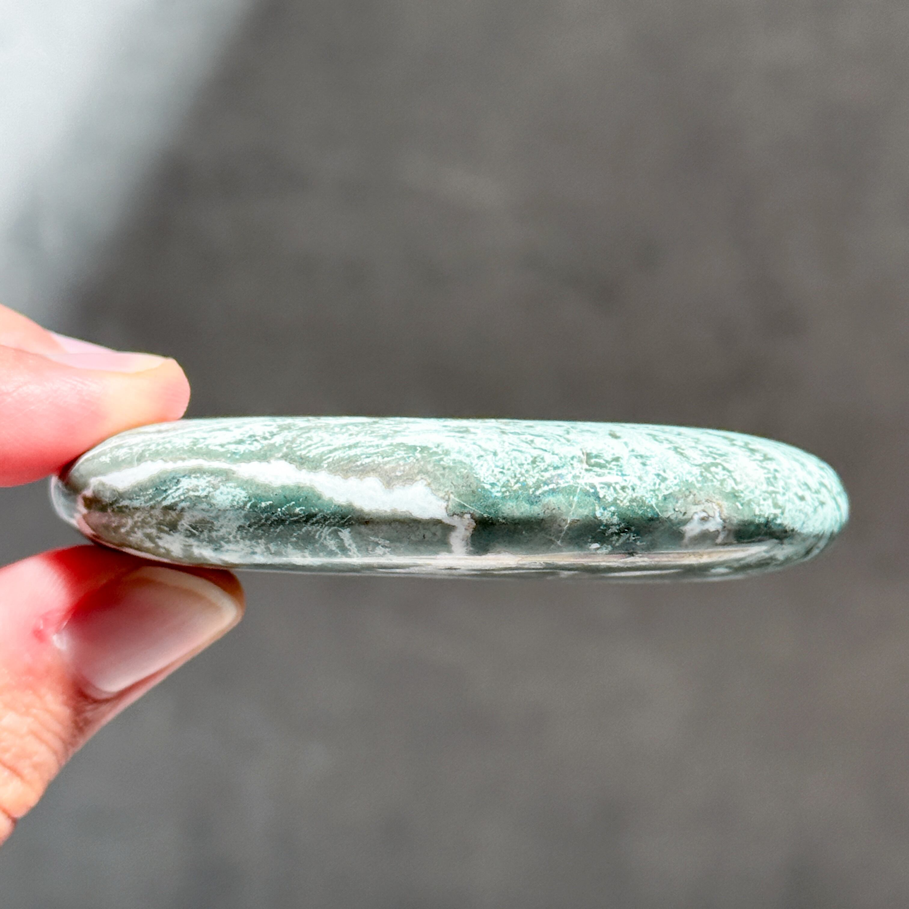 グリーンサードオニキス パームストーン25◇ Green Sardonyx ◇天然石