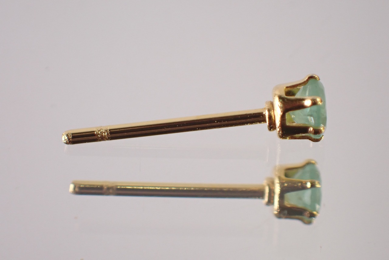 エメラルドピアス　約3mm　[D9-130]