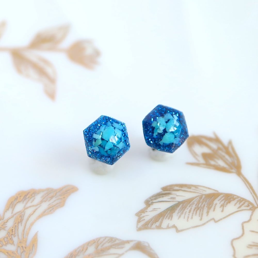 hexagon】ヘキサゴン ターコイズ レジン トルコ石 ラメ ピアス ブルー