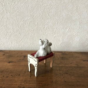 椅子と白い犬