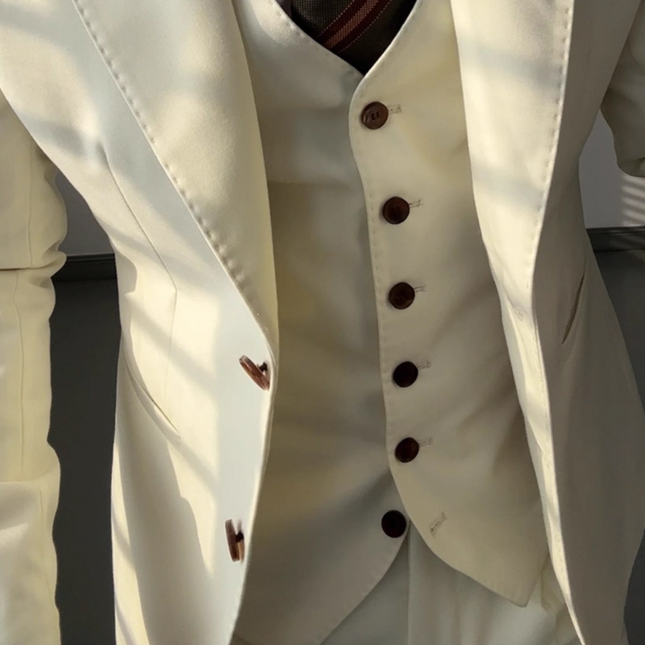 高級ファッショナブルなフラットラペルスリーピーススーツ　SU038