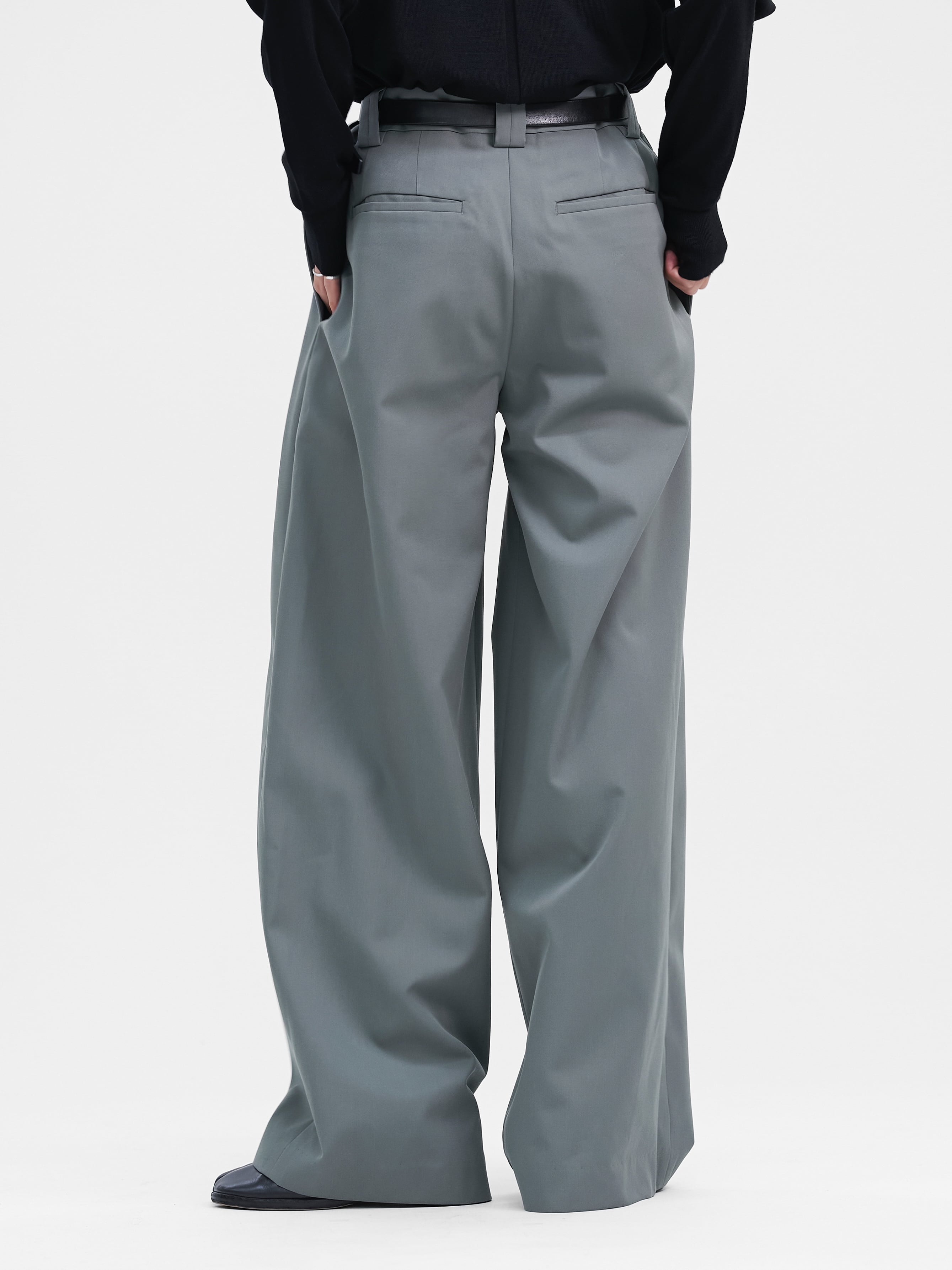 HEAVY WOOL GABARDINE BOX TUCK TROUSERS【SMOKE】 | lapiis