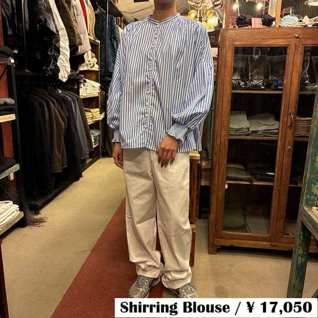 UNIVERSAL TISSU　ユニヴァーサルティシュ　ナチュラルタイプライターシャーリングブラウス　サックスストライプ　シャツ　長袖　バンドカラー　ブルー　羽織