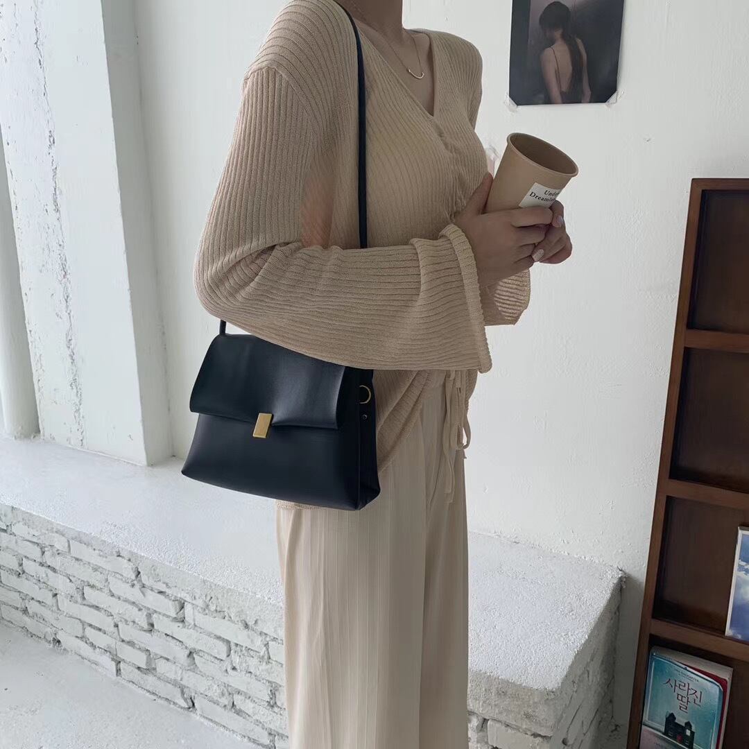 フラップショルダーバッグ