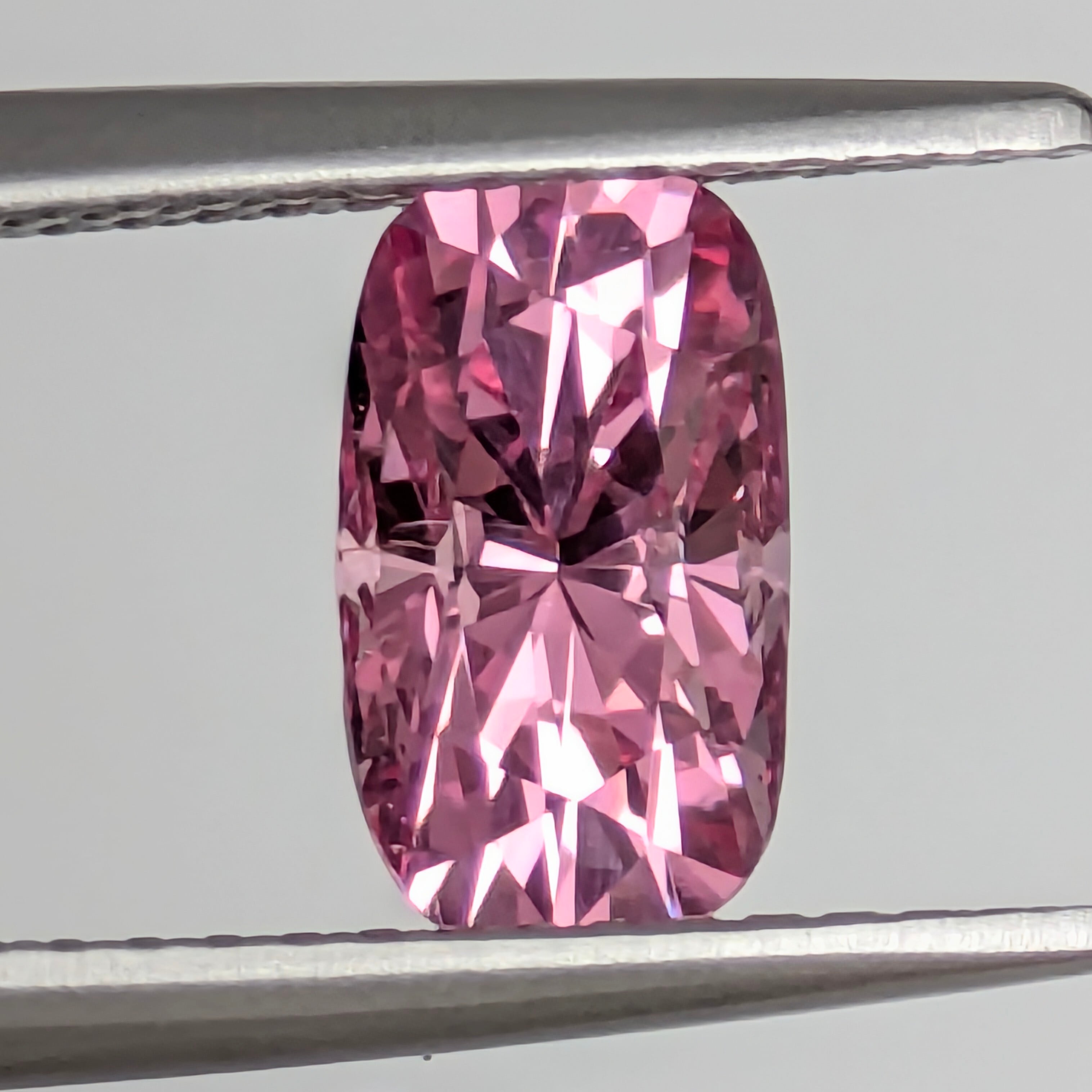 ミャンマーモゴック産 白い母岩上のピンクスピネル スピネル原石 ミャンマー・モゴック産【0.26ct】PRO208071 | Gem's