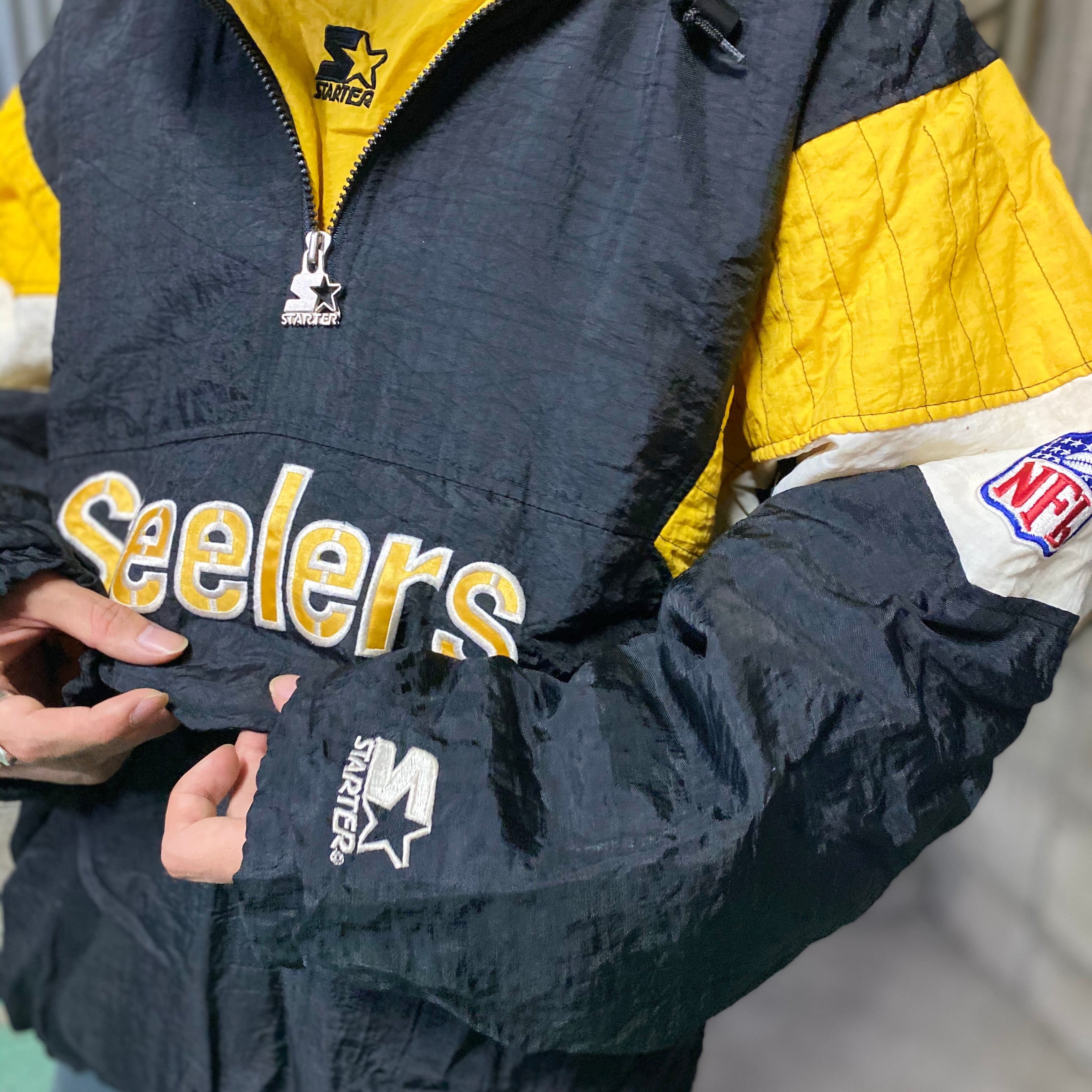 90年代 ビンテージ STARTER スターター 中綿 ナイロンプルオーバージャケット ピッツバーグ・スティーラーズ メンズM 古着  Pittsburgh Steelers 90s ヴィンテージ ロゴ 刺繍 ワッペン 裾ジップ ブラック×イエロー 黒 黄色  NFL【ナイロンジャケット】 | cave