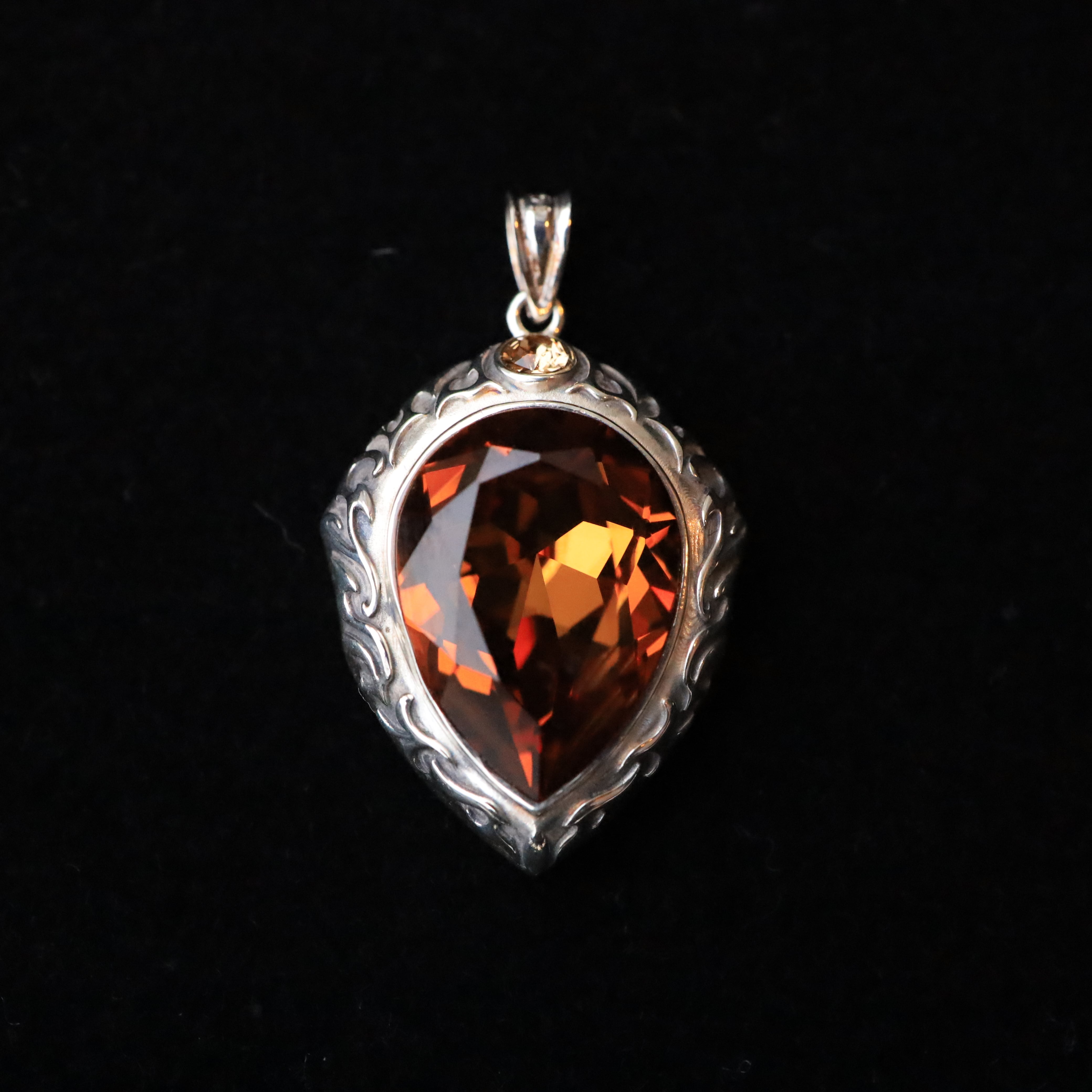 Magic Jewel Shield]（魔法石の盾） クリスタルの色を選べる盾の