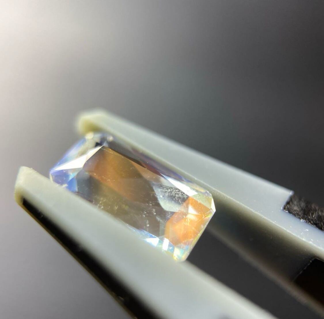 レインボームーンストーン 0.82ct 宝石 ルース | GCC.GEMS. レインボームーンストーン 0.82ct 宝石 ルース | GCC.GEMS.