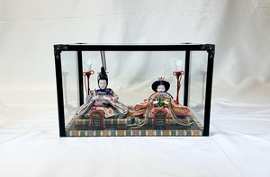 B-65 豆親王A 黒枠ガラスケース飾り 燭台 貝桶　親王飾り　雛人形　ひな人形　初節句　ひな祭り　桃の節句　小さなお雛様　コンパクト　お雛様　海外へのお土産　お祝い　誕生祝い　プレゼント　日本伝統　日本文化　日本土産　伝統工芸