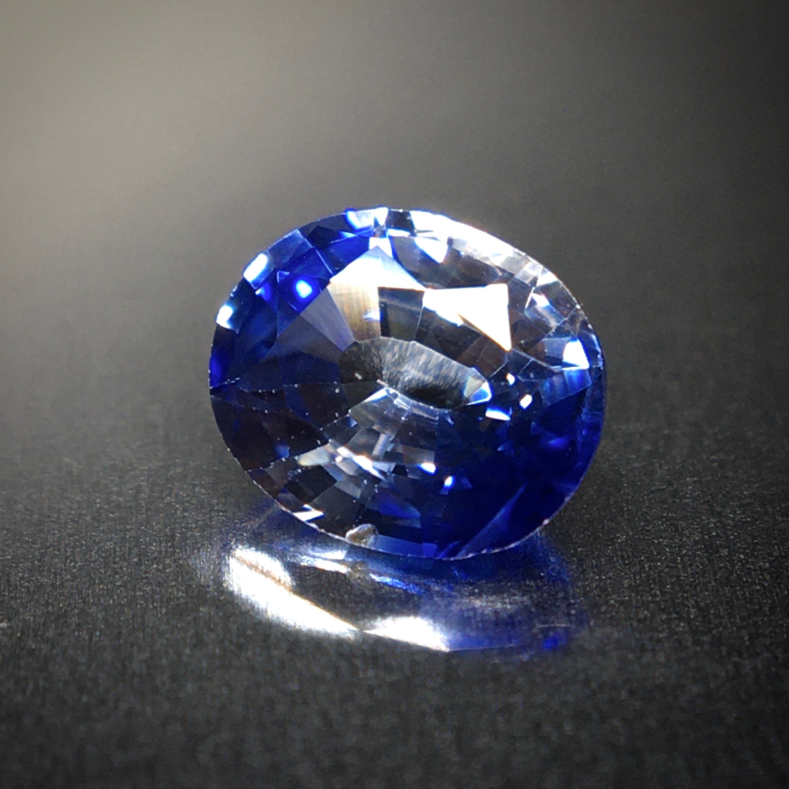 深いロイヤルブルーと氷のような透明感 0.55ct 希少石 バイカラー