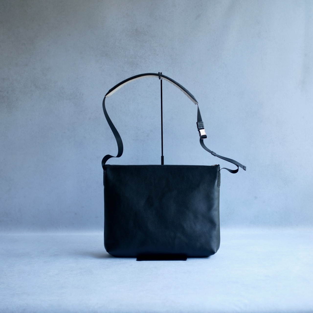 DR SHOULDER BAG 01