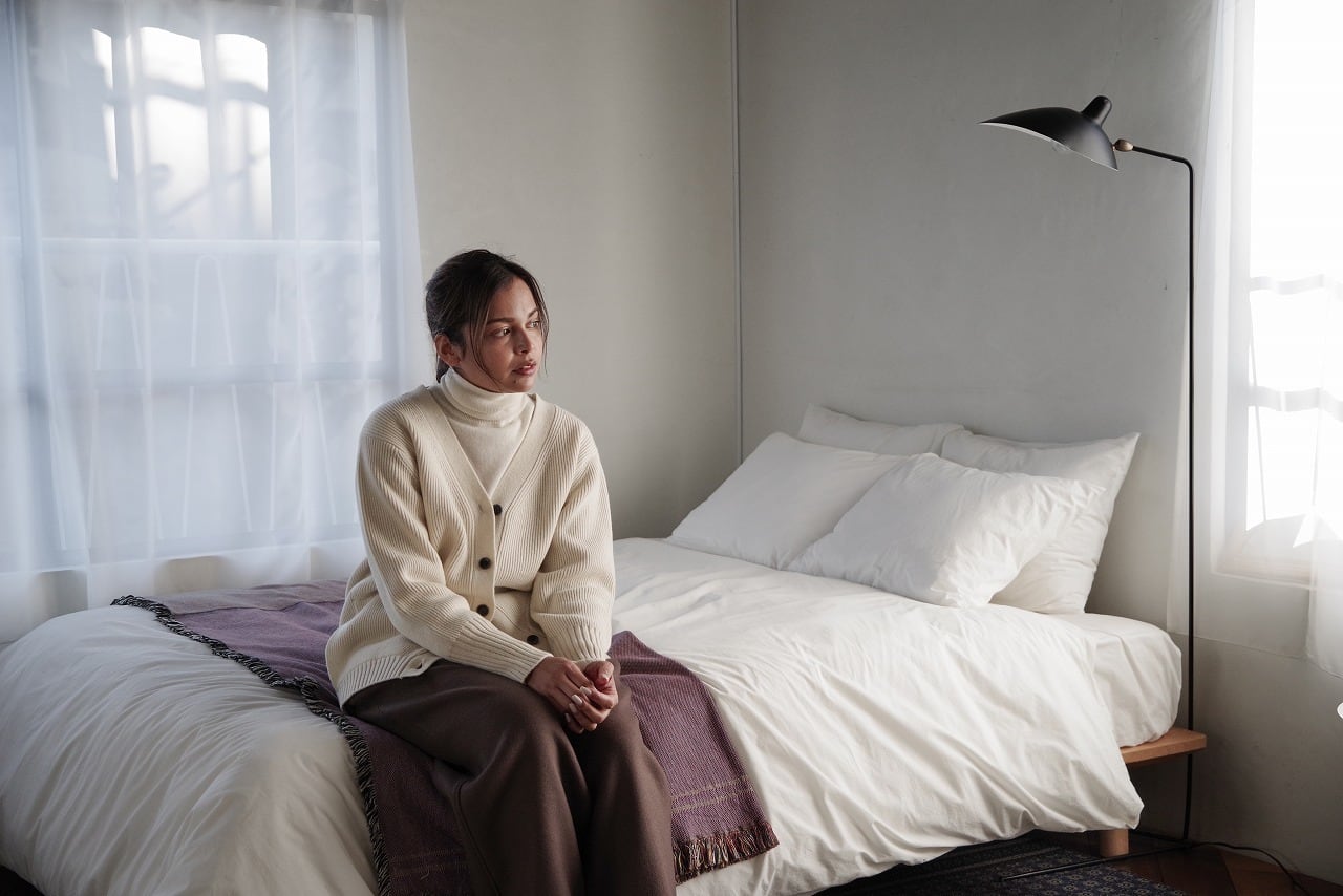 Hand Framed V-Neck C/D