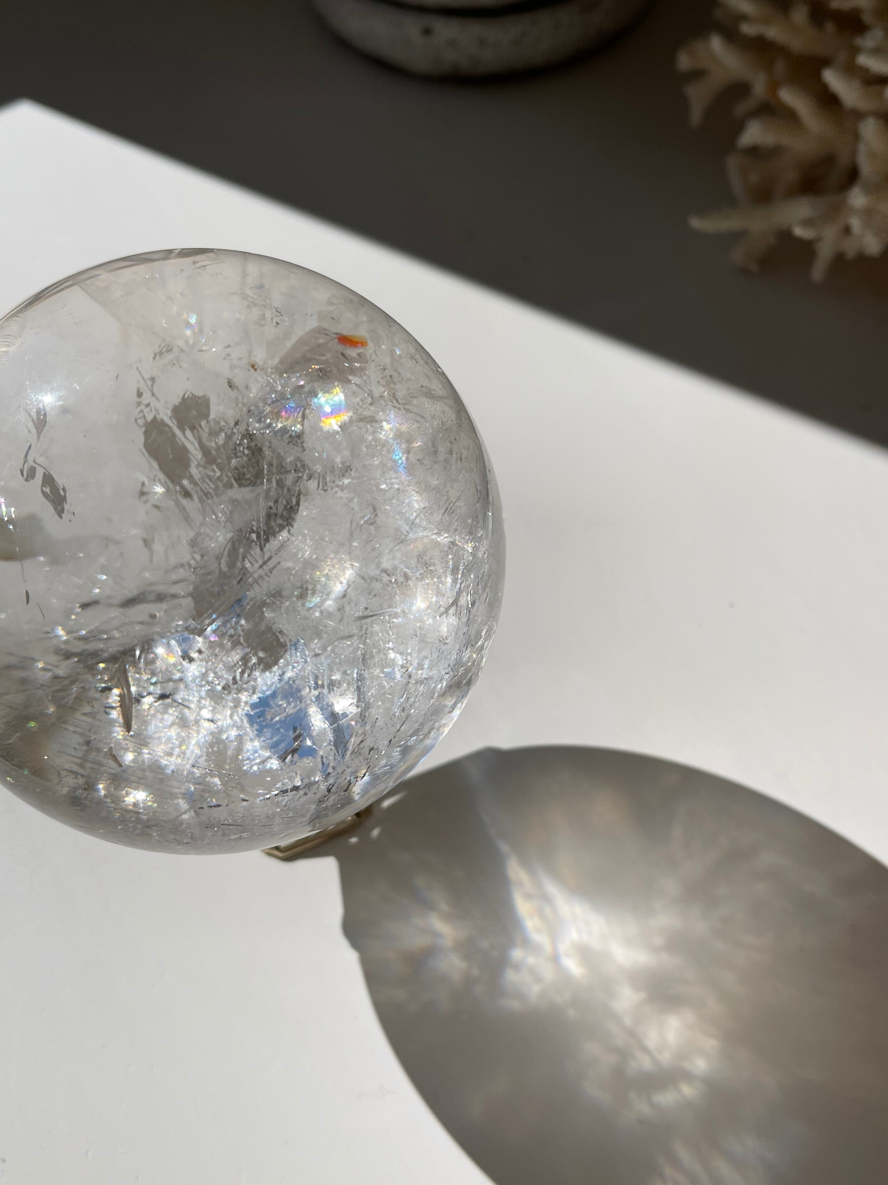 ブラジル産　高波動　ライモナイト入り水晶スフィア/ High quality limonite in quartz big sphere Brazil