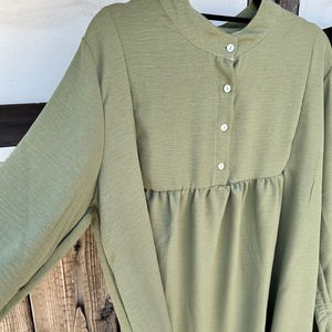 胸元ふんわりシンプルブラウス