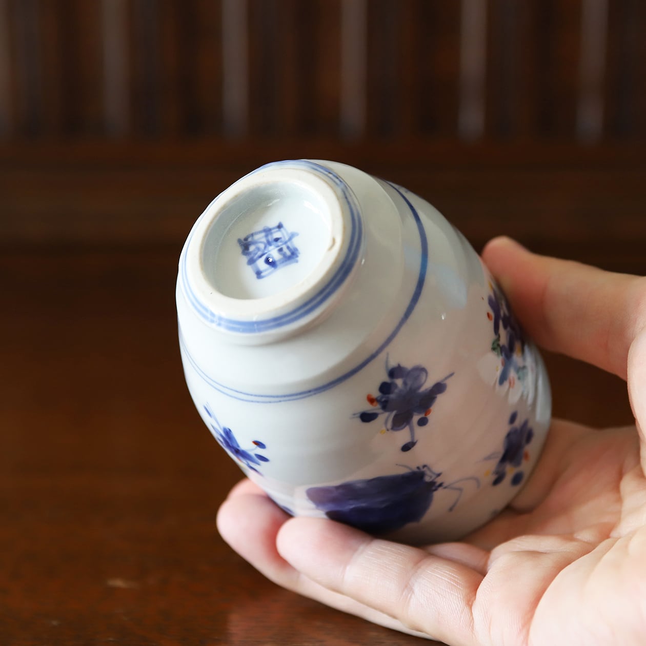 松尾貞一郎 ｜ 湯呑（染錦花蝶紋）貞土窯・有田 | にっこう生活館
