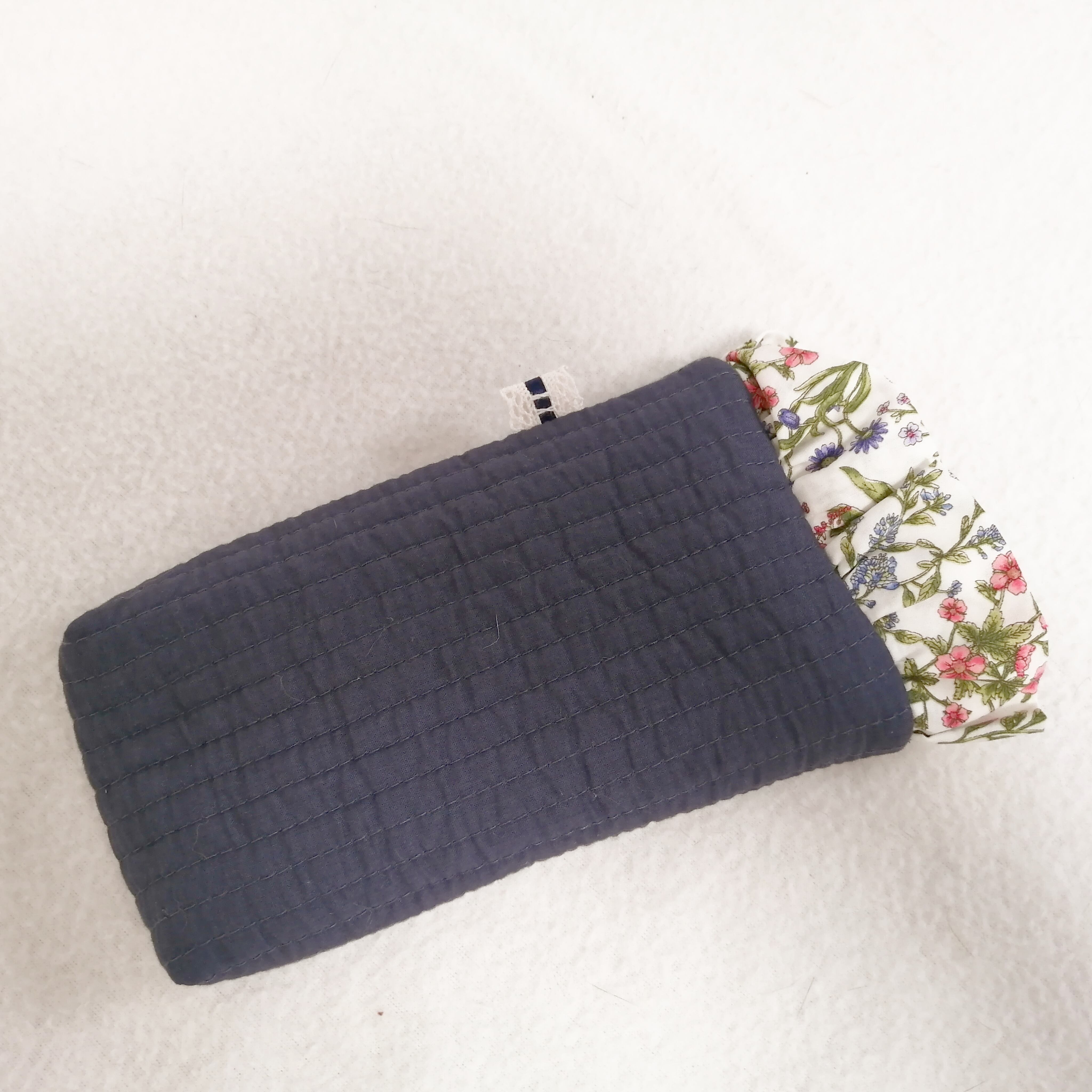 ほんわりフリルのめがねポーチ ヌビキルト バネ口 フラワーフリル 紺色