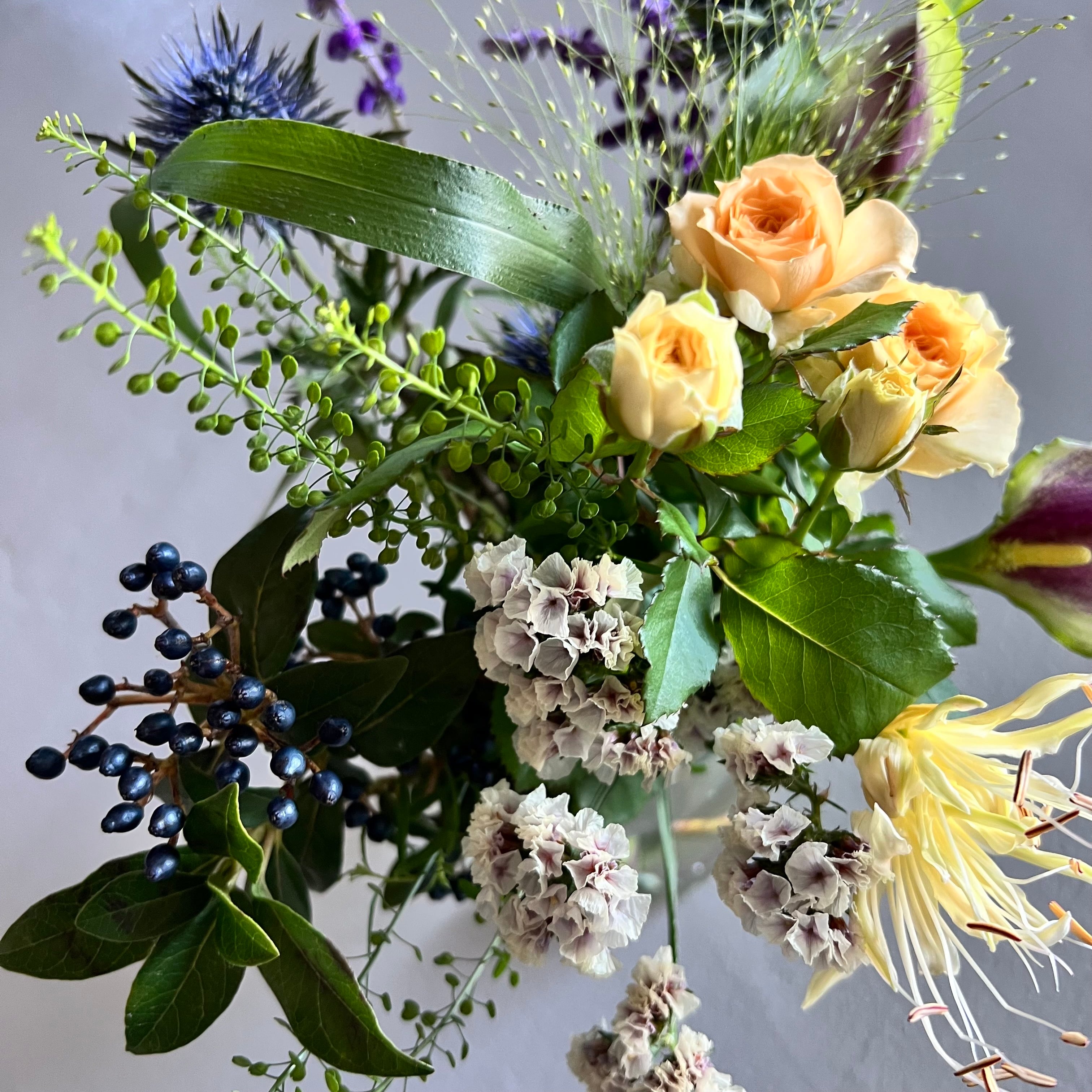 クリームローズと、秋の紫|規格外スプレーバラと季節の草花ブーケ|送料込み|生花・切り花|フラワーロス削減