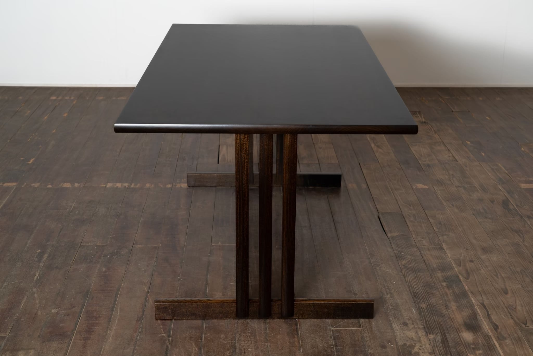 DINING TABLE-URUSHI－天板四角 二本脚 拭き漆 | KOJIMAYA