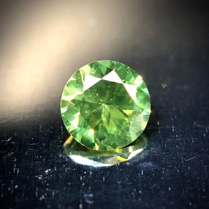 爽やかな若草色と虹色の煌めき 0.4ct 天然 デマントイドガーネット