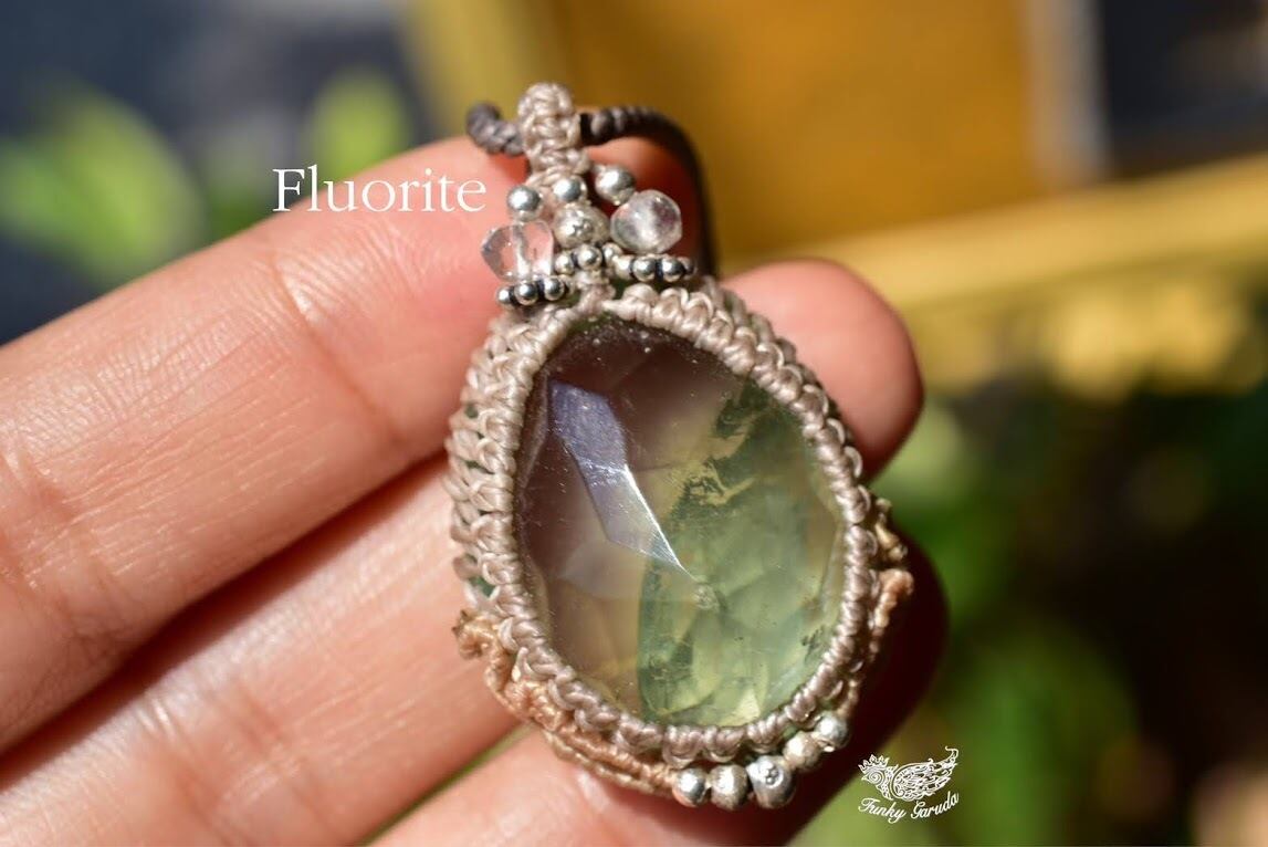 カット入りグリーンフローライト マクラメペンダントflo008