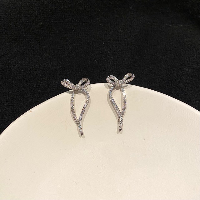 Silver ribbon pierce