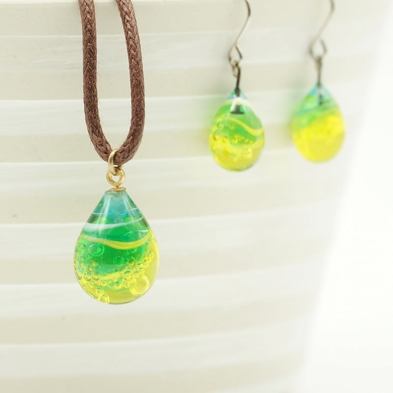 しずくピアス・イヤリング／ライムグリーン【琉球ガラス工房 雫