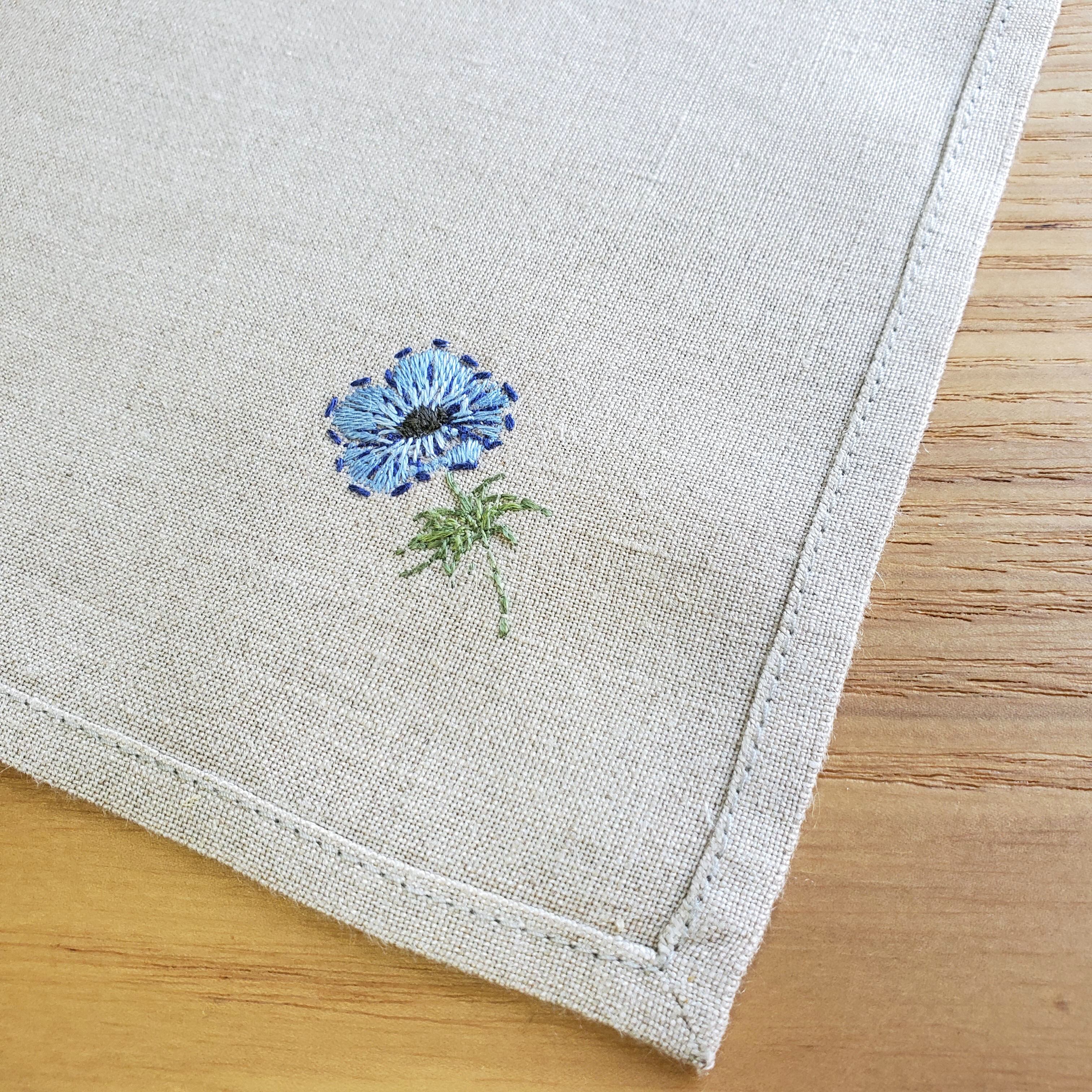 手刺繍入ちっちゃな タオルハンカチ【女の子と白いアネモネ】