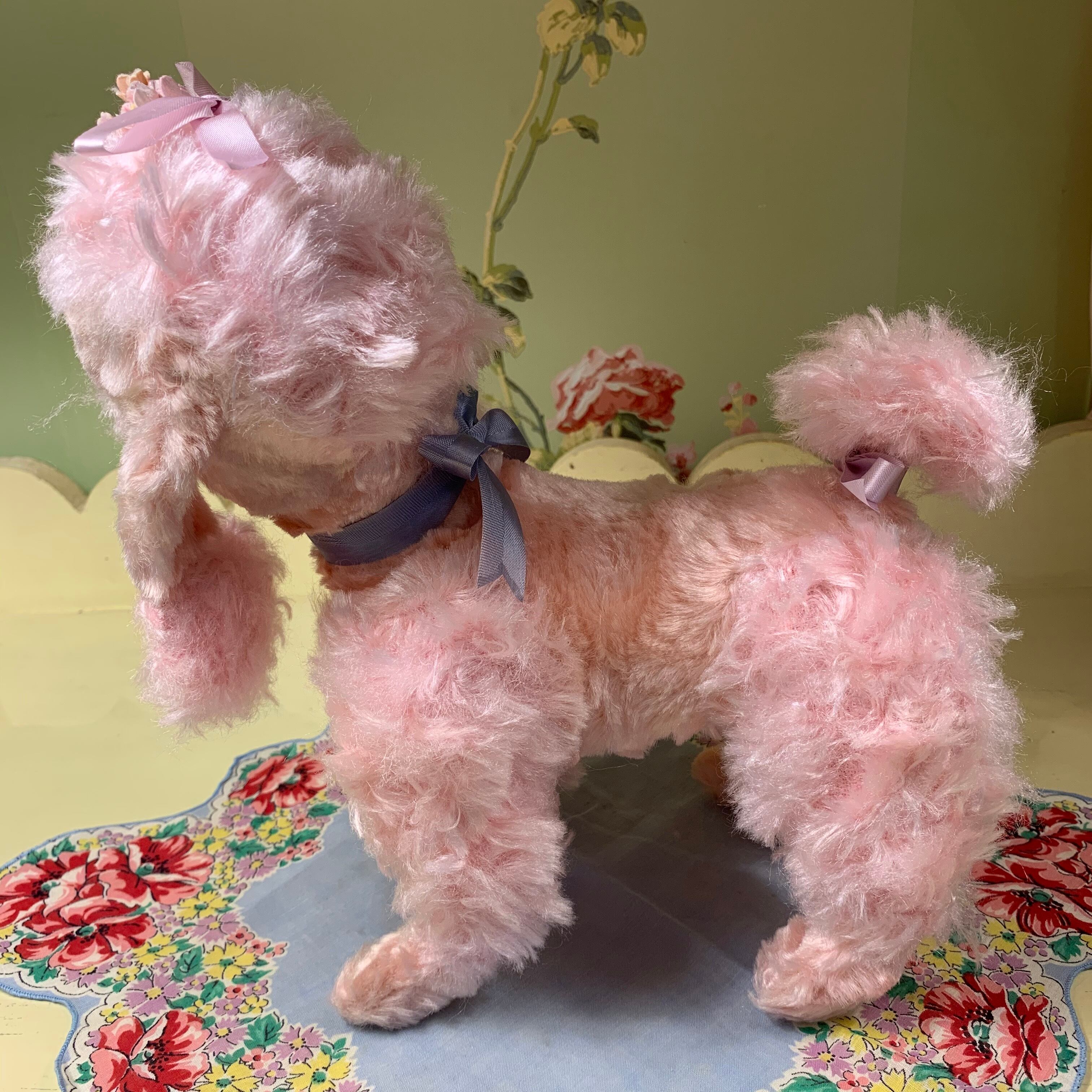 ピンクのヴィンテージプードルのぬいぐるみ（お花のブーケ飾り付き