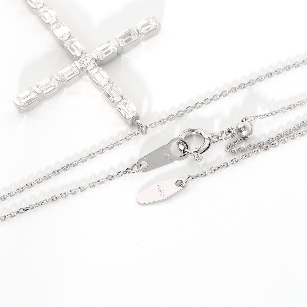 クロスデザイン エメラルドカット ダイヤモンド ネックレス VVS1~VS1 Pt / 1.442ct / 0.050ct