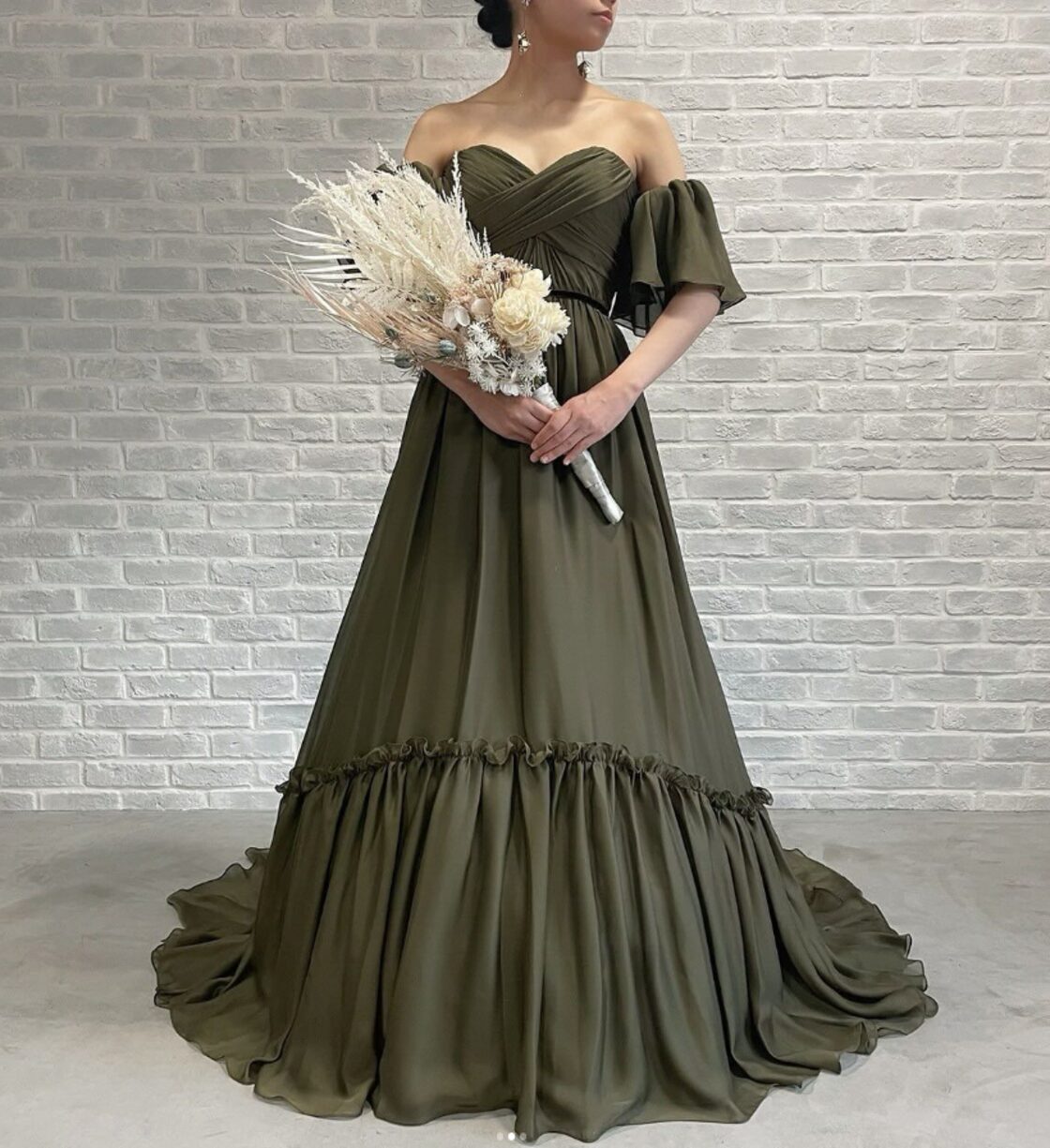 パーティードレス パフスリーブ 深めな緑 デザイン感 大人っぽい  