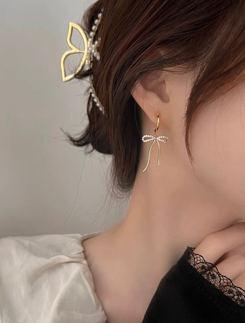 ゴールドラインストーンリボンピアスorシリコンイヤリング | Select