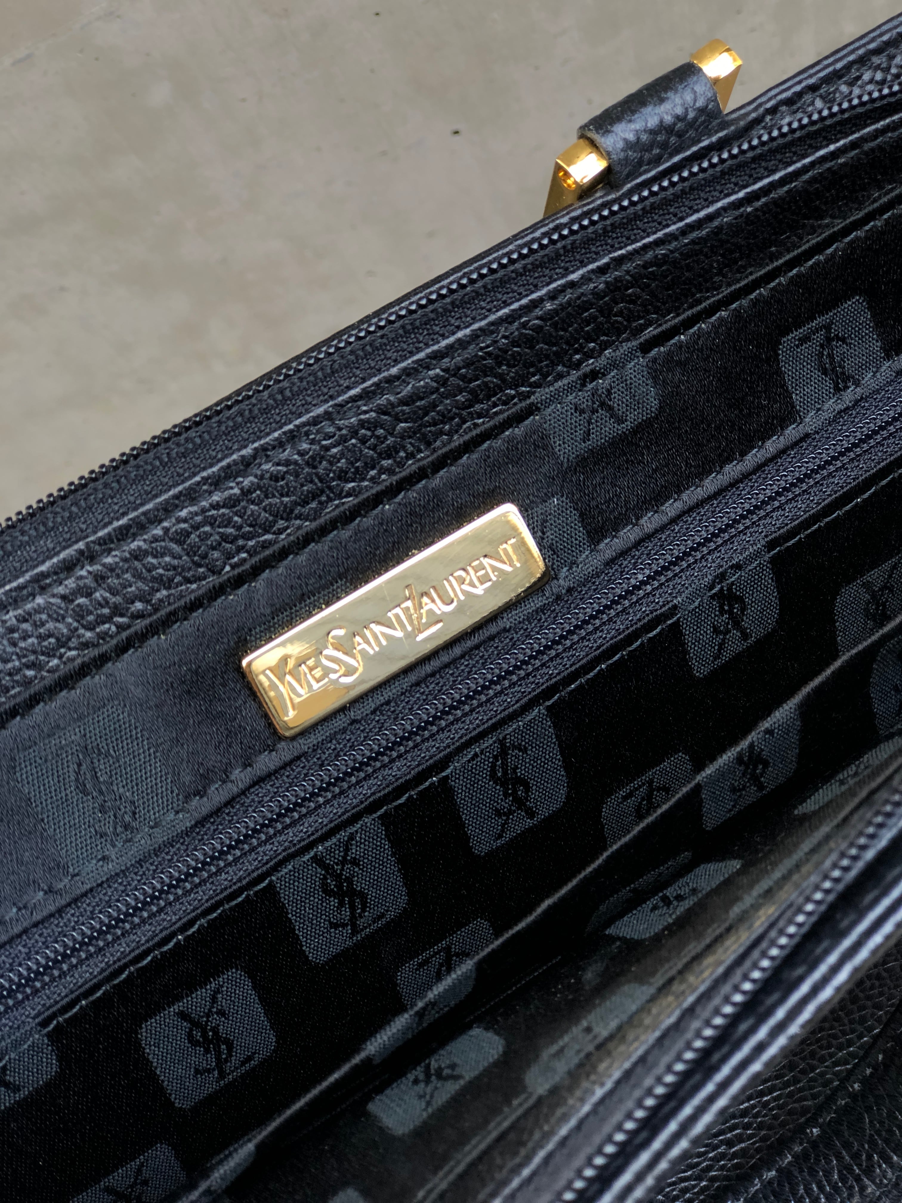 Yves Saint Laurent イヴ ・サンローラン エンボスロゴ エンボスレザー