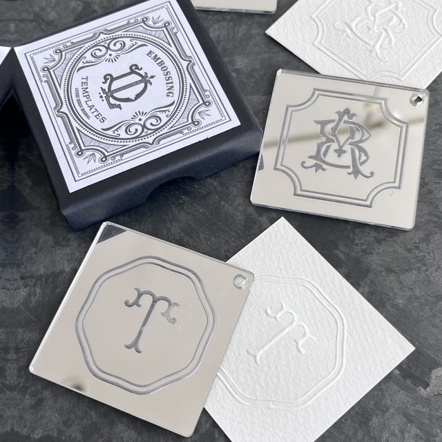 【受注制作】エンボスもできる、モノグラムキーチャーム2種セット