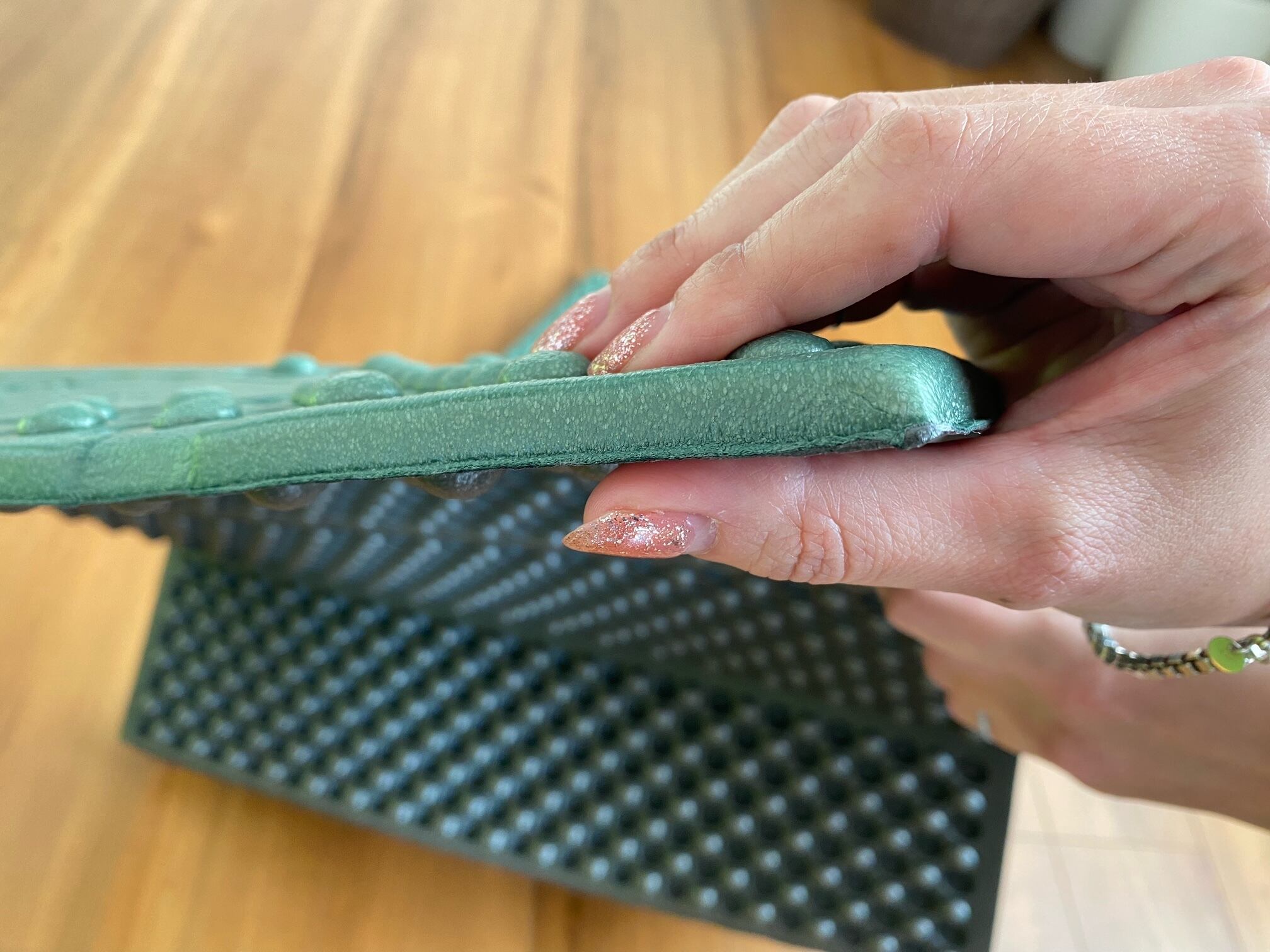 キャンプ必須アイテム！寝袋の下に敷けばゴツゴツ解消！1枚はあると