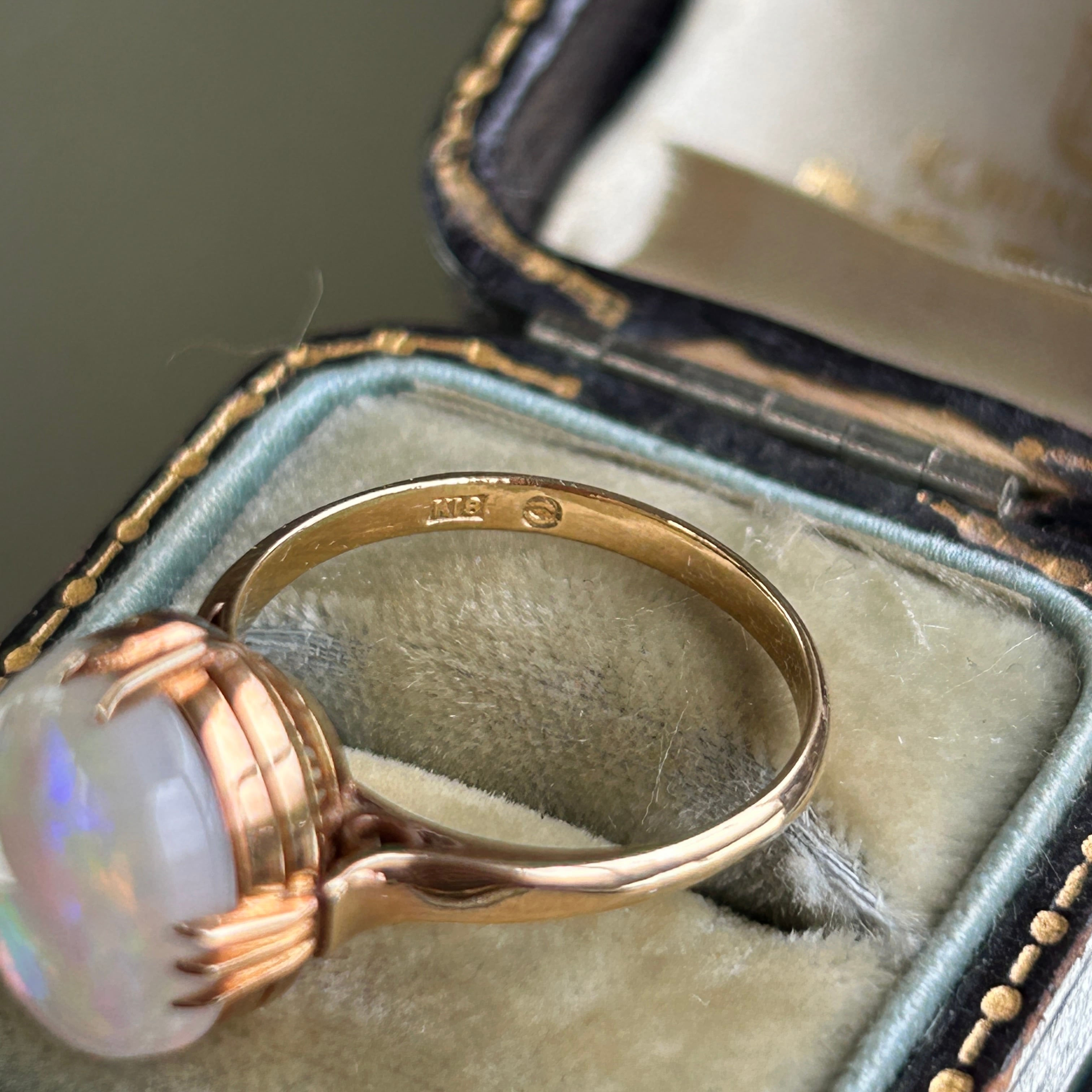 ヴィンテージ　K18　千本すかし端正なホワイトオパールのリング