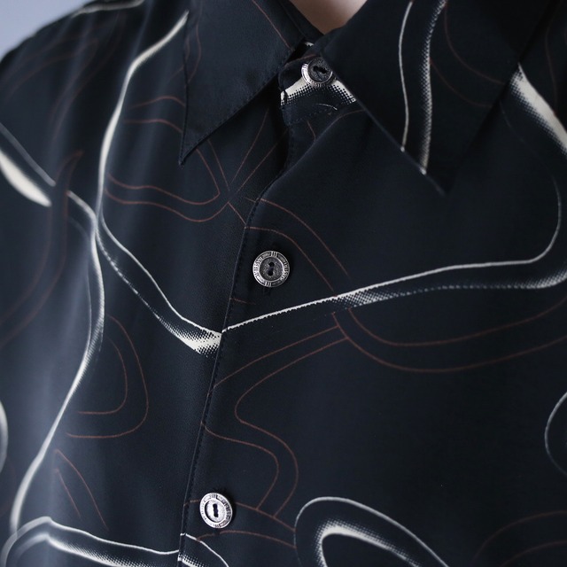 uneune line full art pattern metal button over silhouette shirt