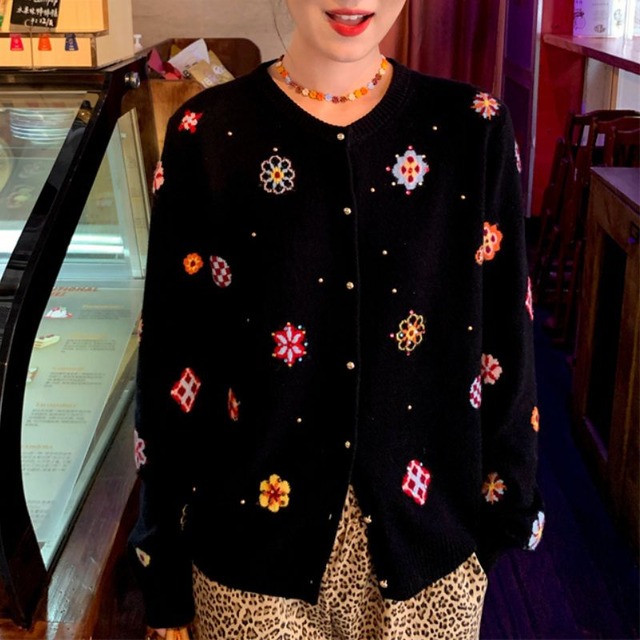 Embroidered crew neck knit cardigan 00497