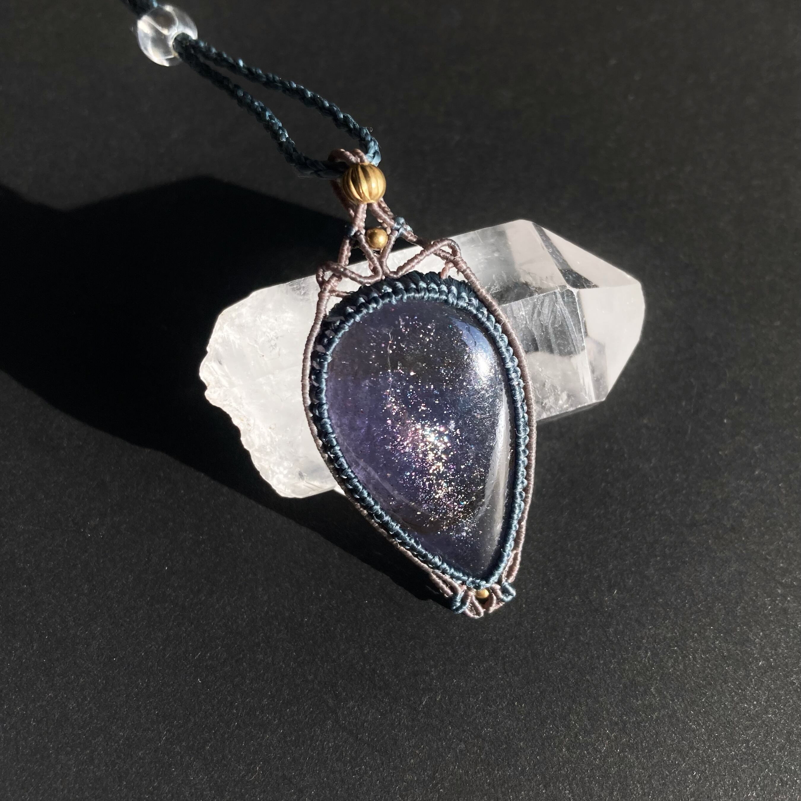 アイオライトサンストーン・チャロアイトのマクラメネックレス チャロアイトとアイオライトサンストーン の2wayマクラメ編み