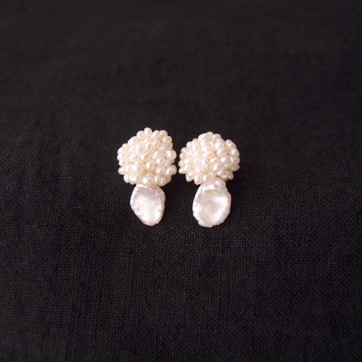 【真珠刺繍/ピアス】Petal pearl × Seed pearl Earrings