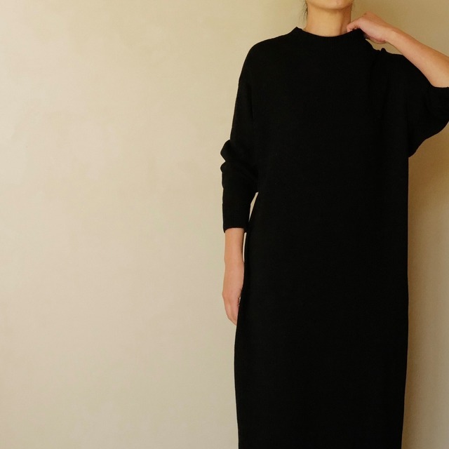 COMOLI ｜ ブラック　ニットドレス