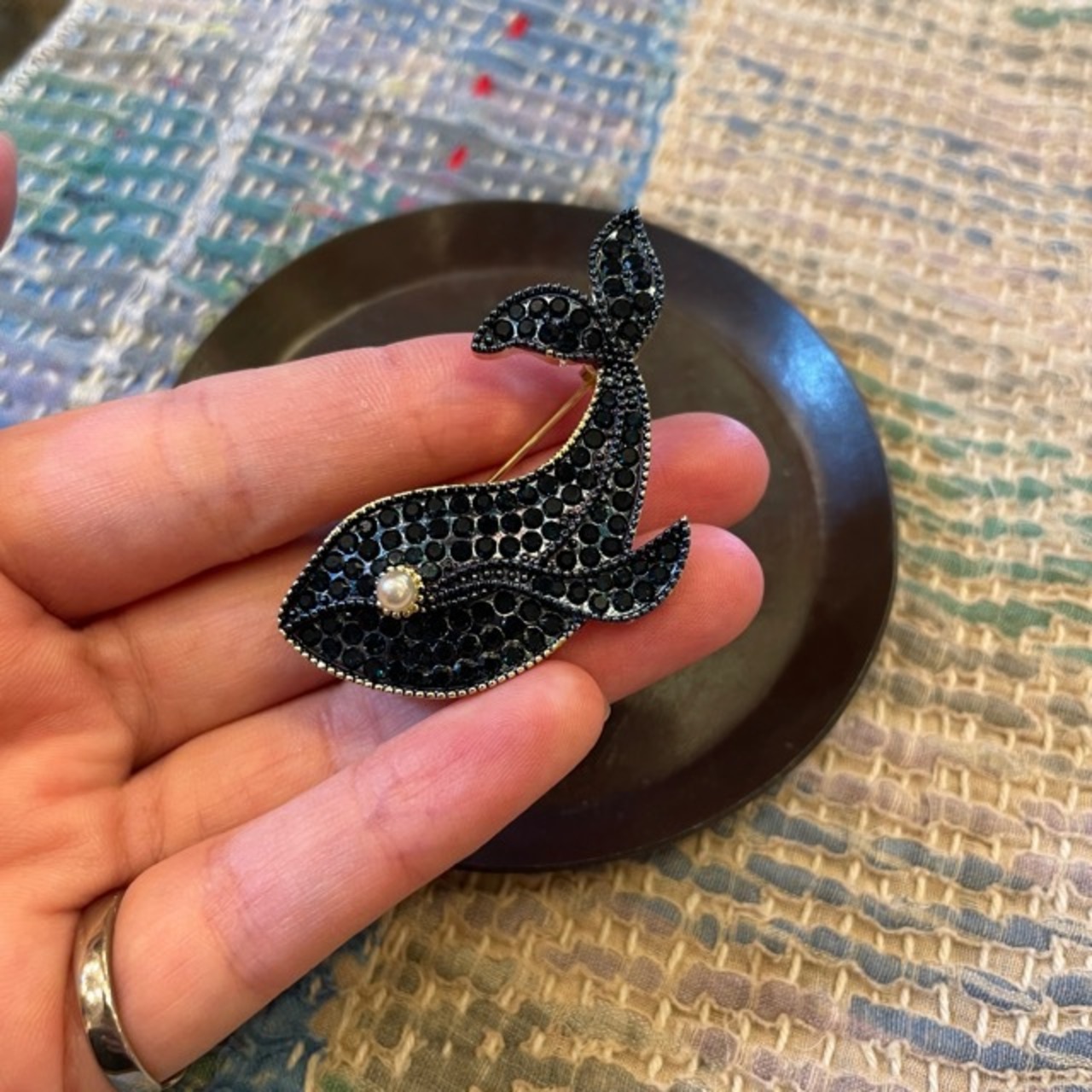 TOPANGA Jewelry Bijou art brooch Whale (Large) / ビジューアートブローチ クジラ 大 プレゼント プチギフト ジャケット 帽子 バッグ ニット キラキラ アクセサリー かわいい ファッション小物