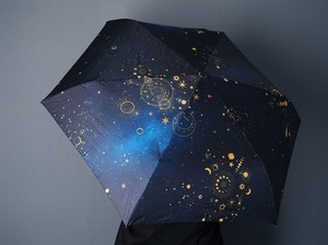 雨の中でも星空の世界を楽しめる、天体総柄（ゴールド） 晴雨兼用 折りたたみ傘・日傘（外側プリント）